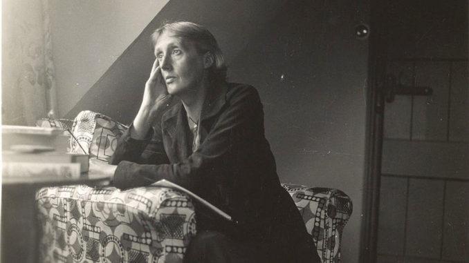 Virginia_Woolf_at_Monk's_house